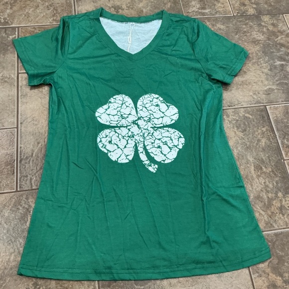 💎2/$18💎 Green Clover Women's V-Neck T-Shirt - Picture 1 of 3